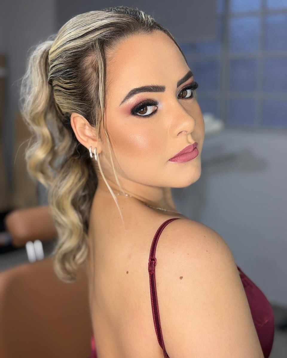 Larissa - Maquiadora em Nova Lima, MG - Lena Salão Larissa - Maquiadora em Nova Lima, MG - Lena Salão
